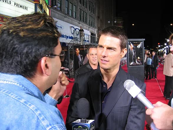 A Tinseltown TV red-carpet interview